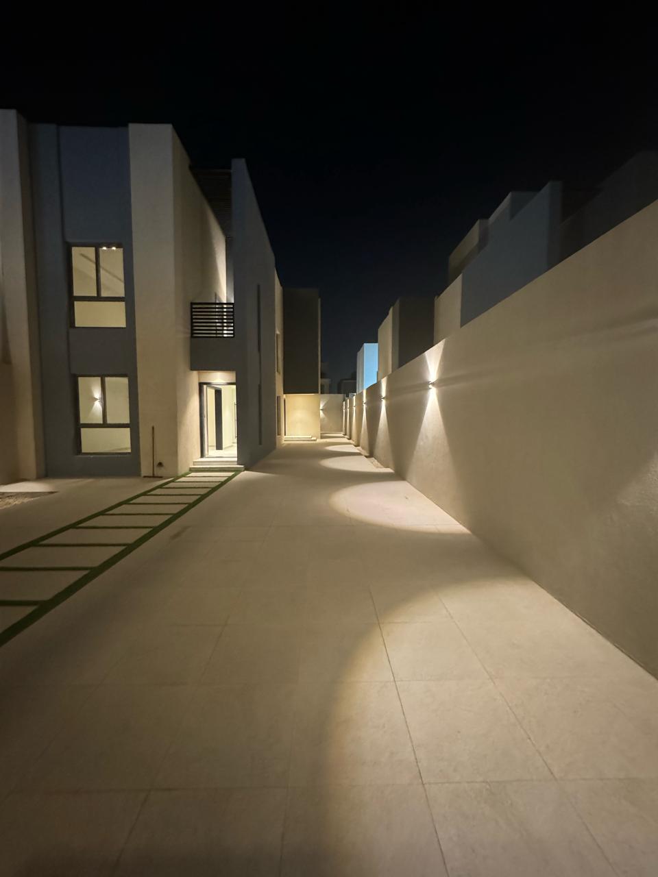شارع المشروع ليلًا